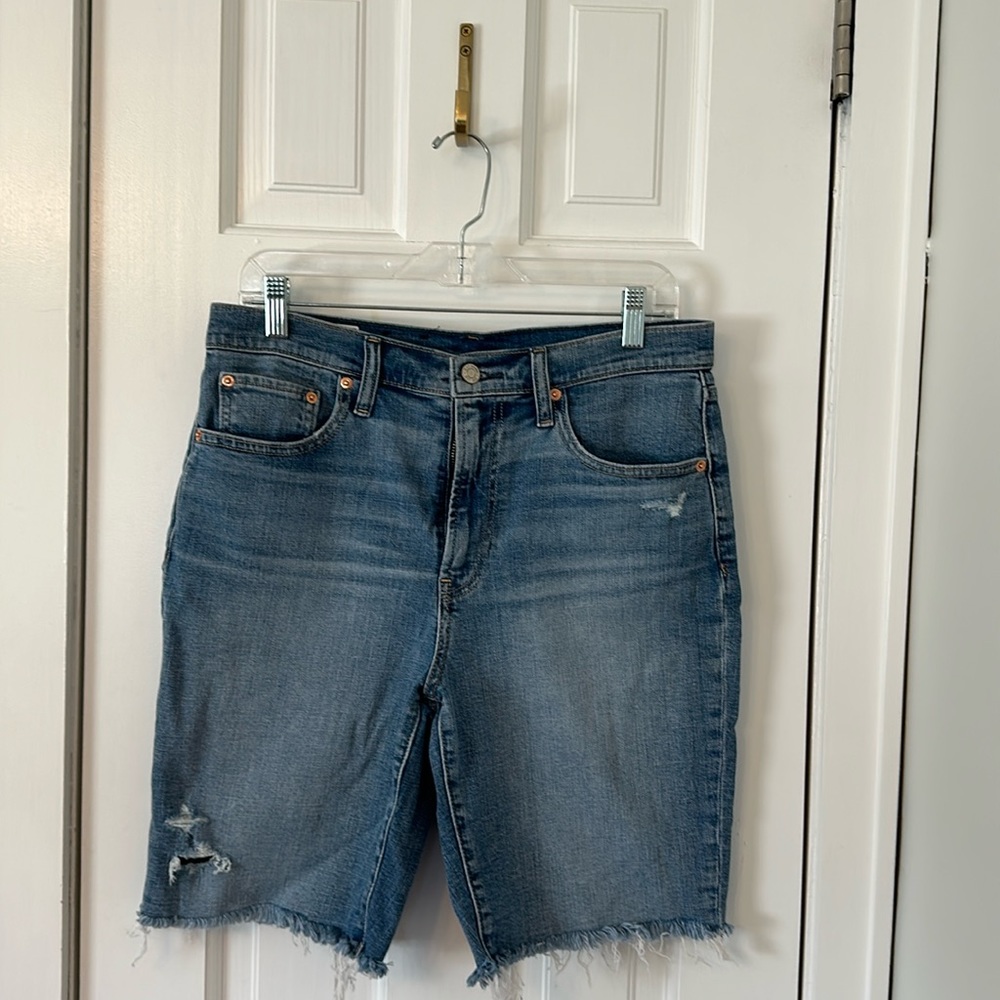 Gap denim high rise Bermuda shorts. Size 29/8r. Color” light destroy”.